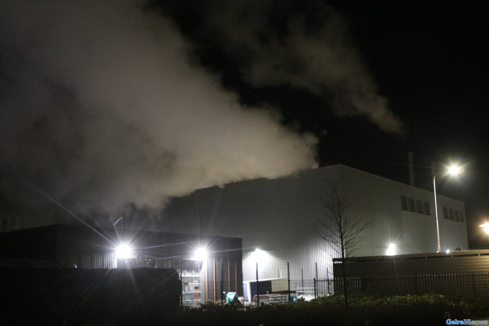 Grote wolk komt van dak biomassacentrale