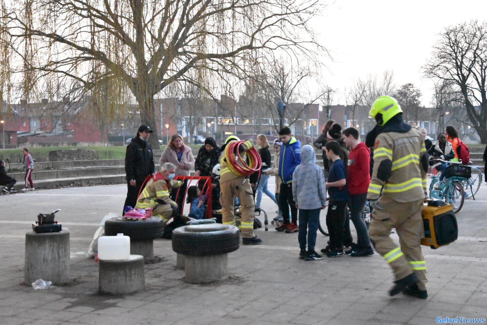 Brandweer redt meisje uit voetbaldoel