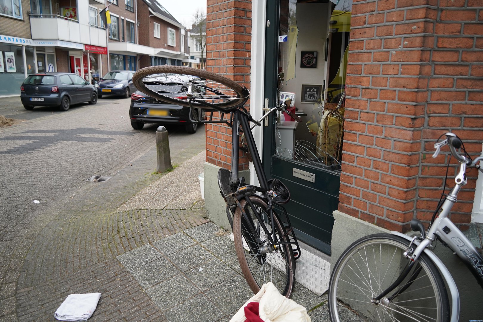 Fiets belandt in glazendeur bij ongeval in Didam