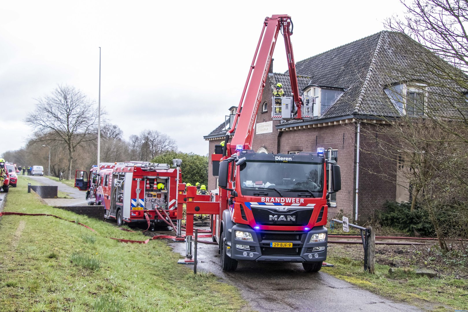 Bewoner gered uit brandend voormalig Gemeentehuis Angerlo