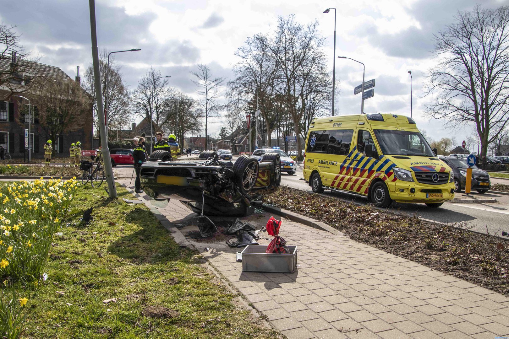 Porsche over de kop bij ongeval Doesburg, man gewond
