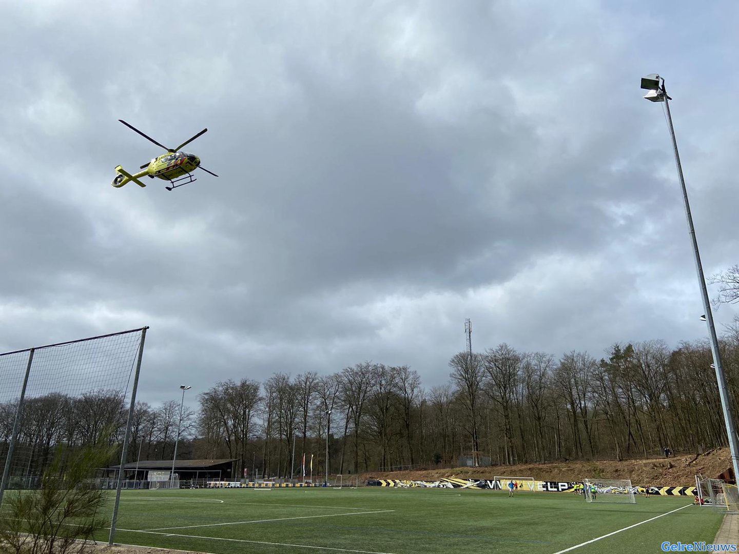 Wielrenner gereanimeerd op de Posbank: voetbalpotje stilgelegd door traumahelikopter