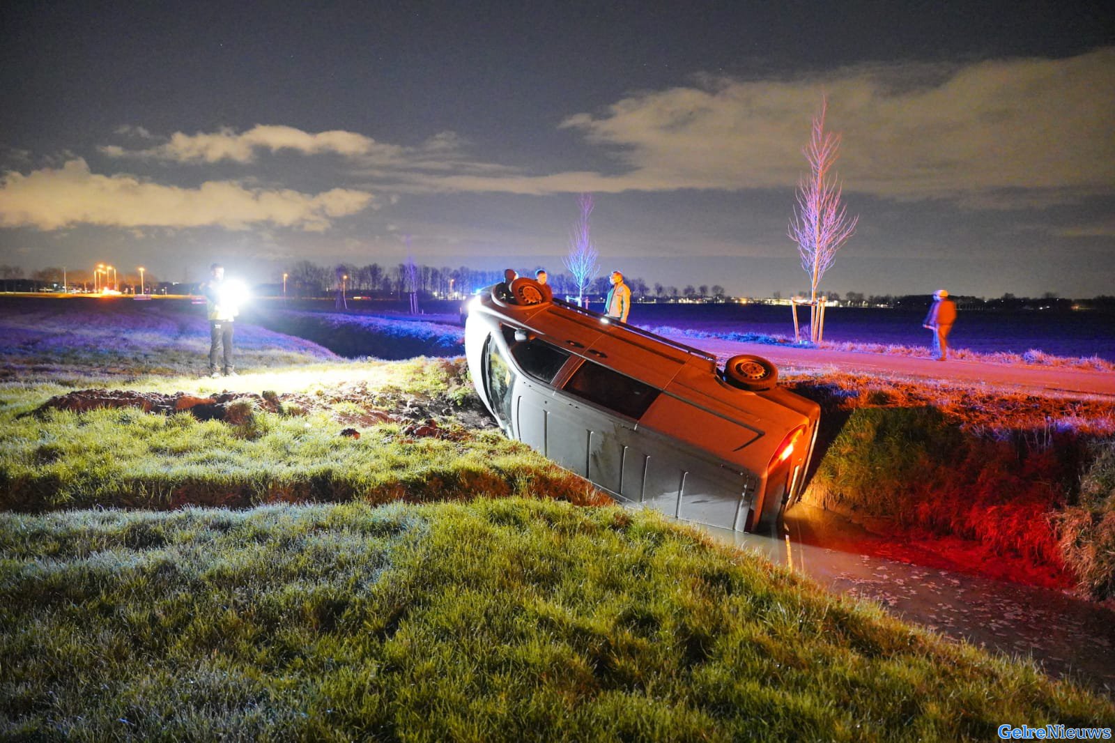 Busje belandt op de kop in sloot Beuningen