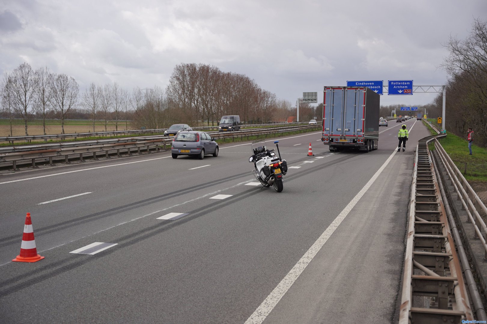 Tweede trailer schiet los van vrachtwagen op A326
