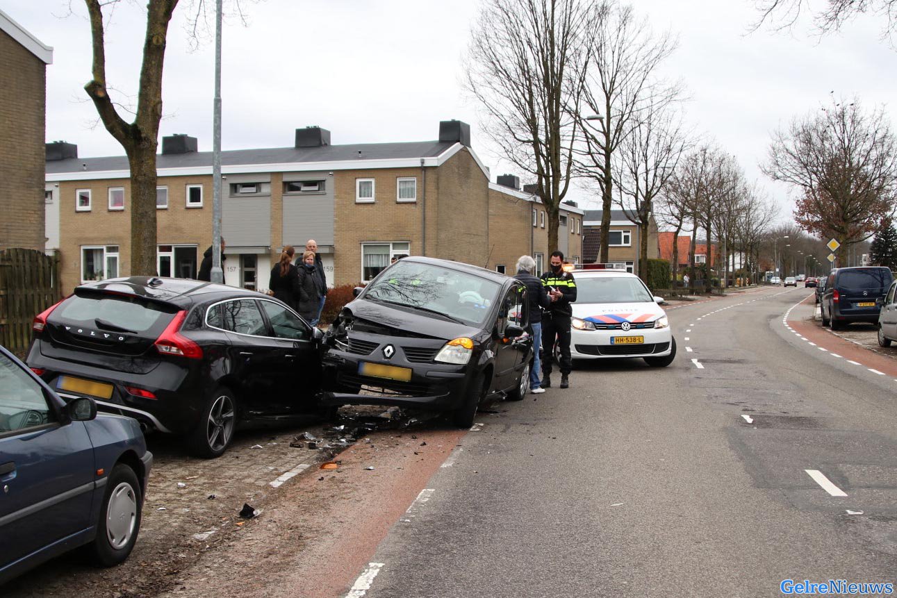 Automobilist klapt op geparkeerde auto in Rheden