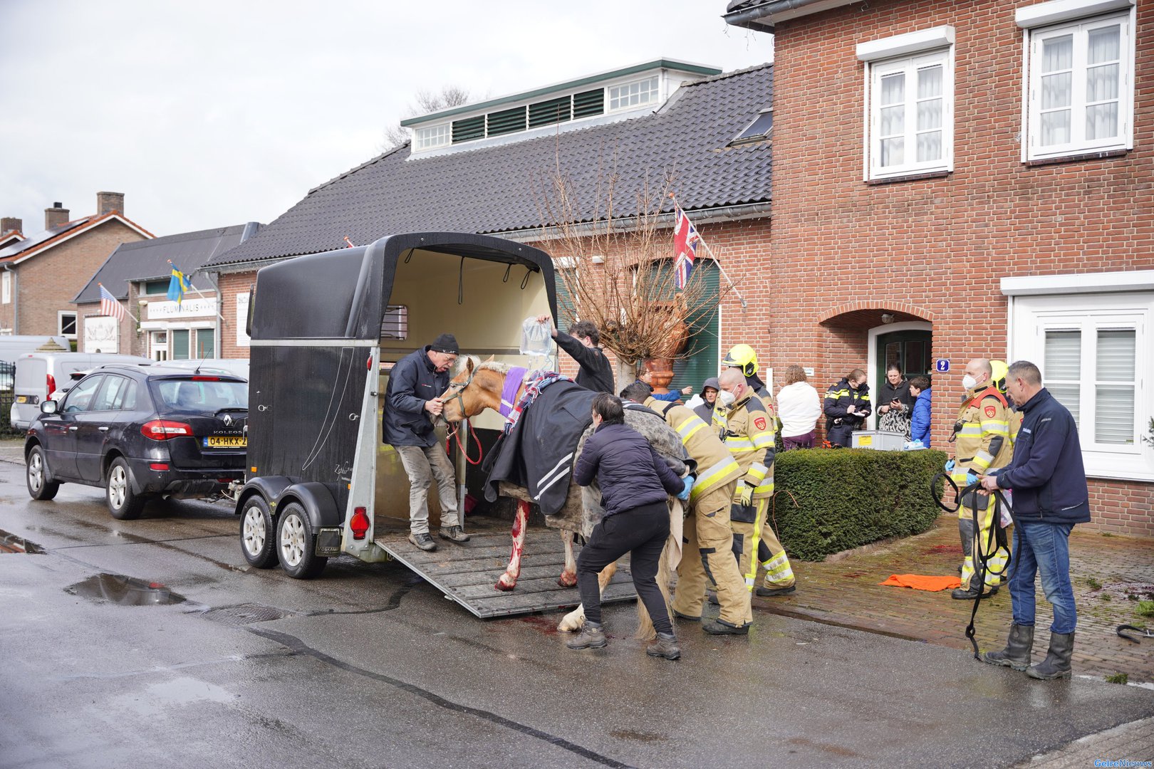 Paard slaat op hol, koetsier en dier ernstig gewond