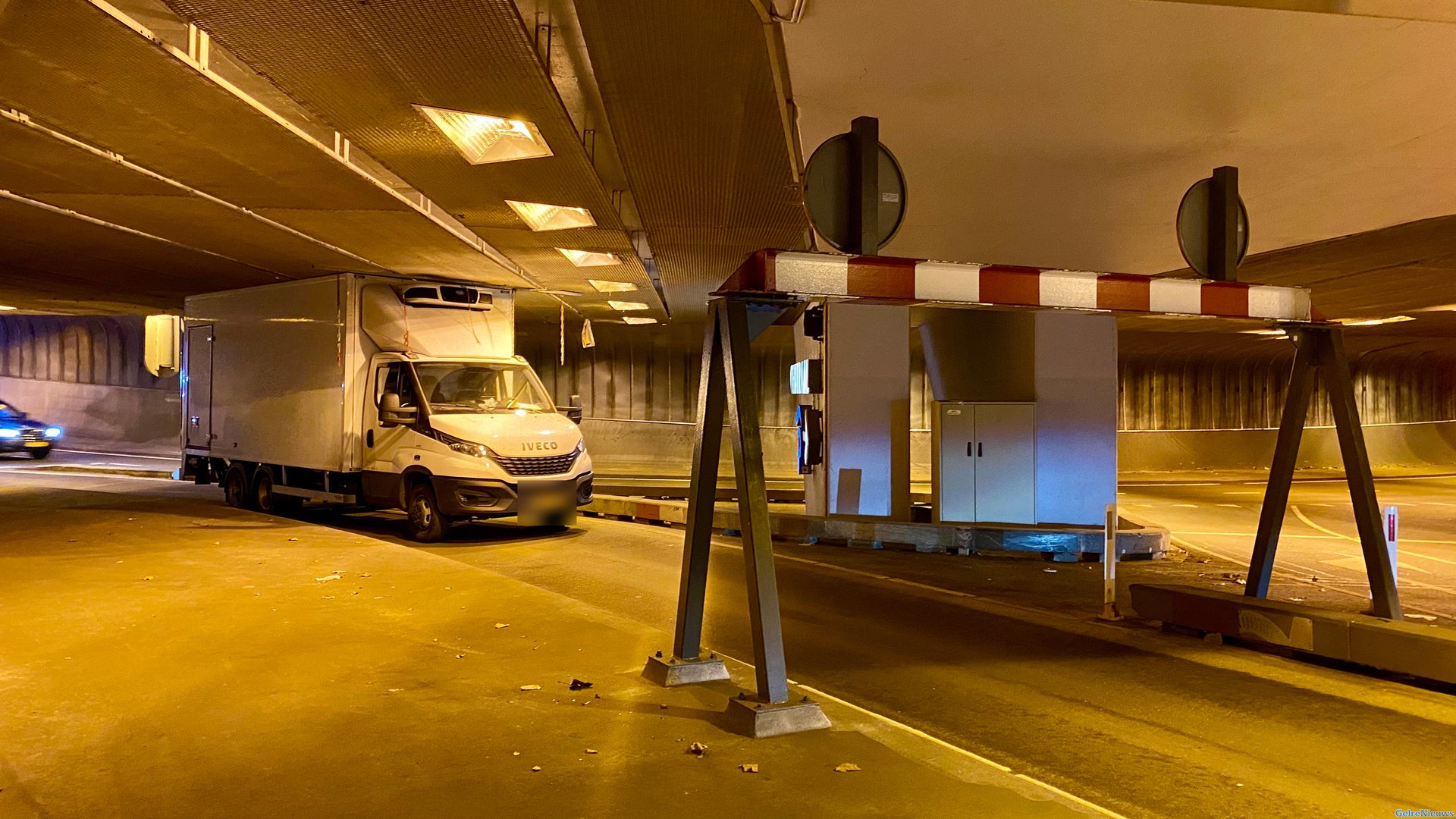 Bakwagen rijdt zich klem in Willemstunnel Arnhem