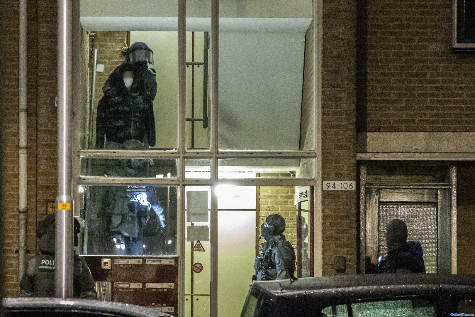 [VIDEO] Arrestatieteam doet inval in appartement in Zutphen