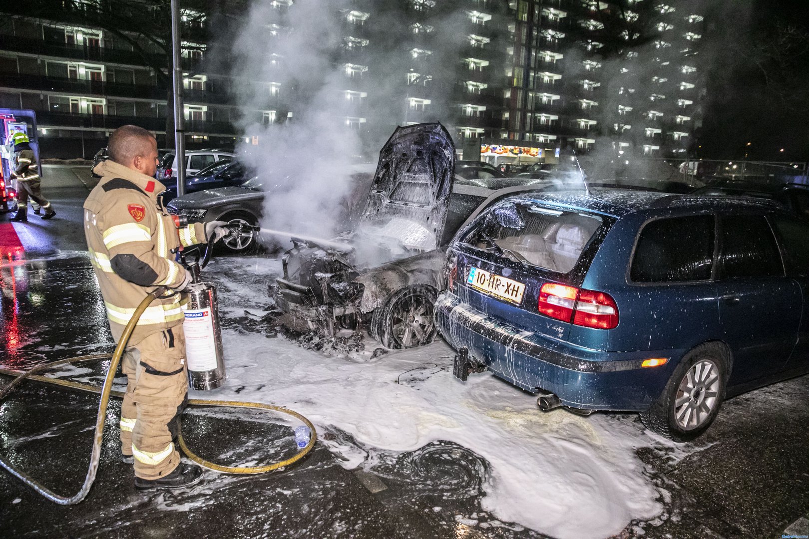 Drie auto’s verwoest bij brand in Arnhem