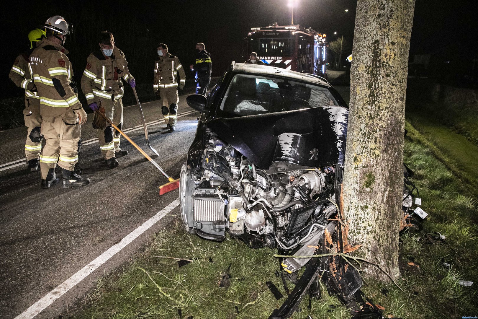 Automobilist botst frontaal tegen boom in Gendt
