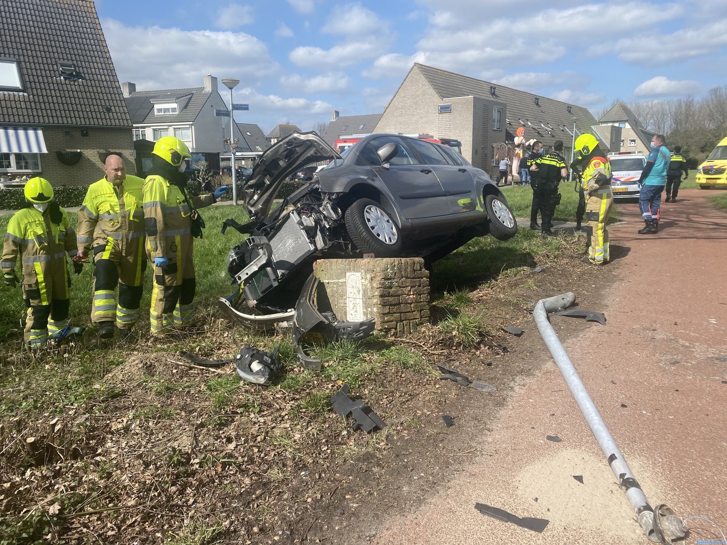 Auto knalt op stenen muurtje bij ongeval in Tiel