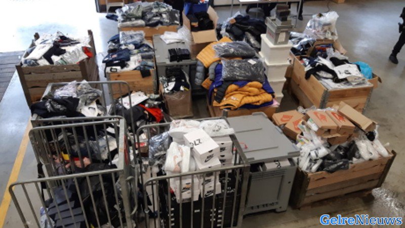 Grote opslag van valse merkkleding in bedrijfspand ontdekt