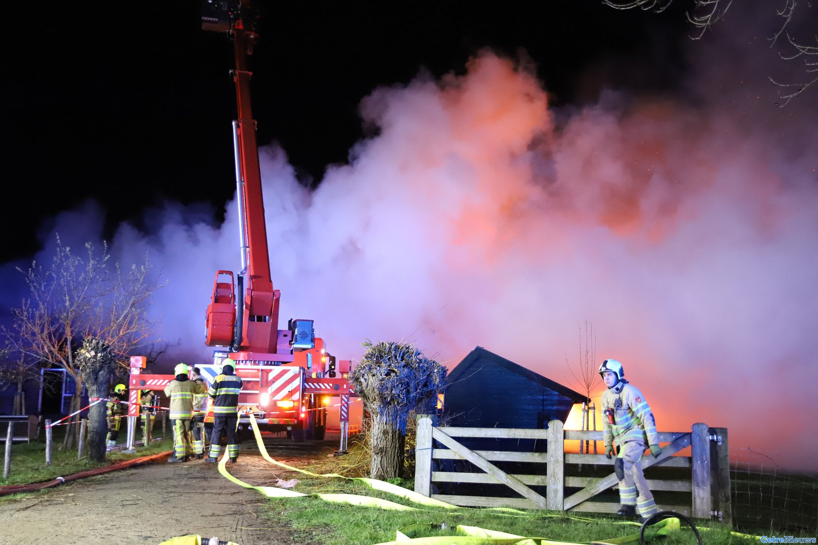 Zeer grote brand in monumentale boerderij in Ommeren