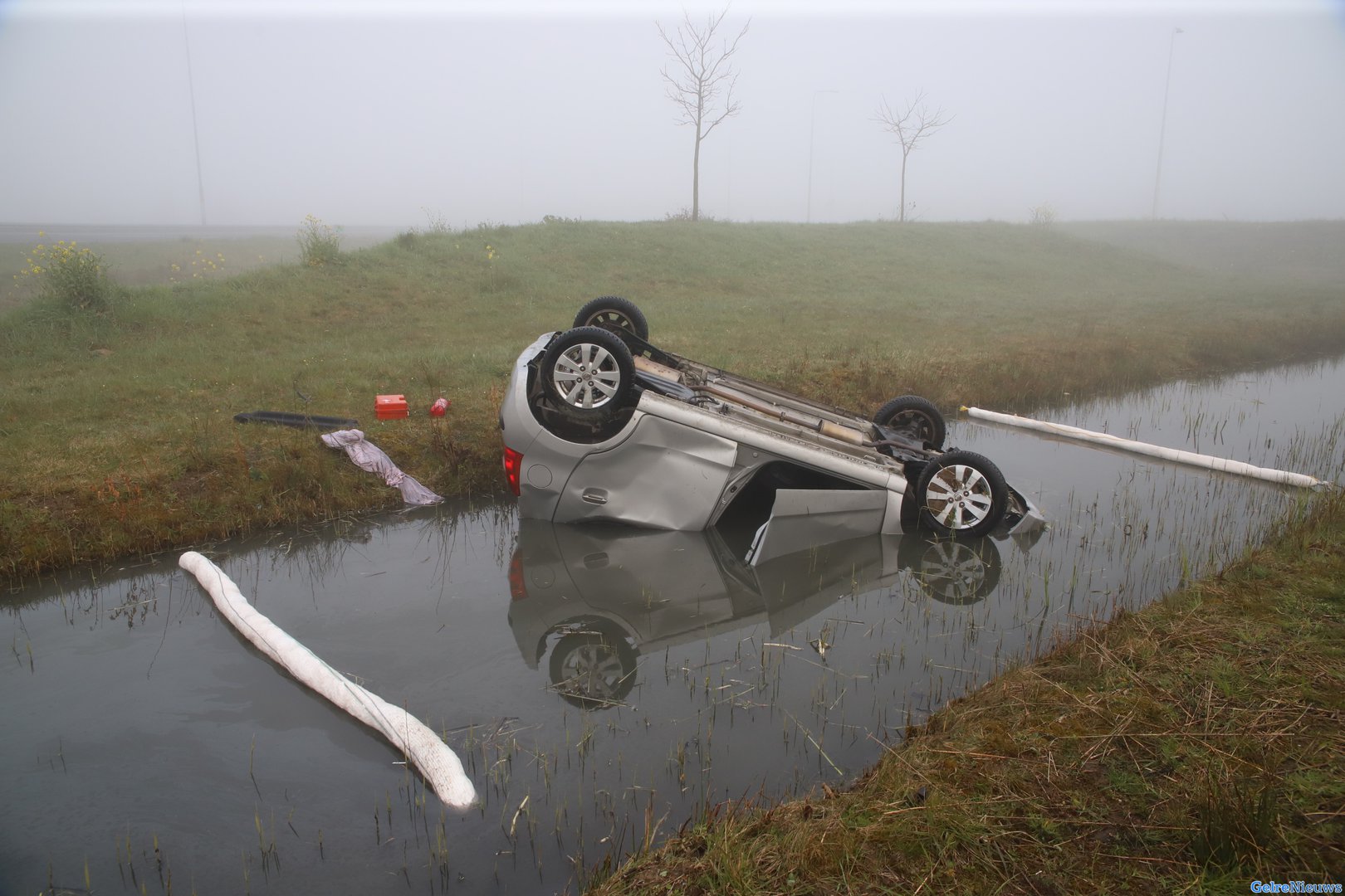 Auto belandt op de kop in de sloot bij Enspijk