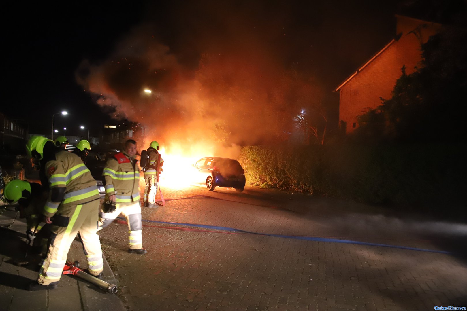 Twee auto’s gaan in vlammen op in Tiel