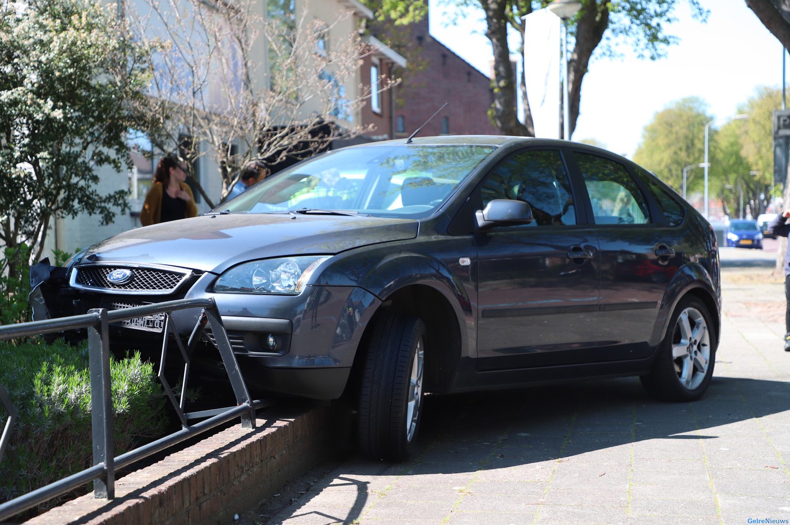 Personenauto belandt in de voortuin van een woning in Tiel