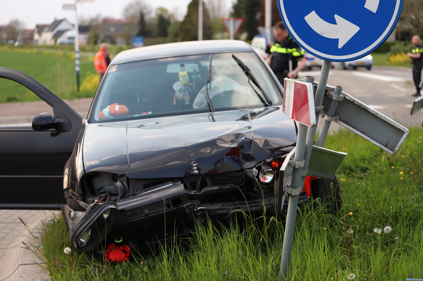 Auto rijdt rechtdoor over de rotonde: Beschonken bestuurder aangehouden