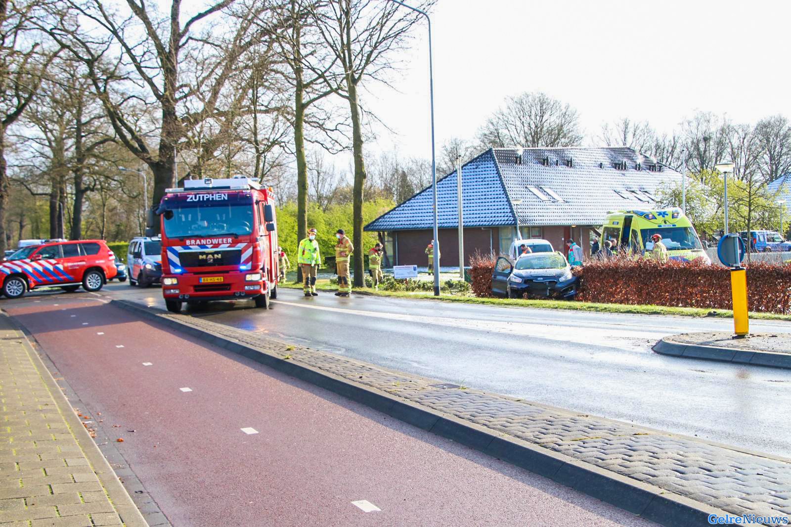 Auto ramt deel van woning en komt tot stilstand in de heg in Brummen