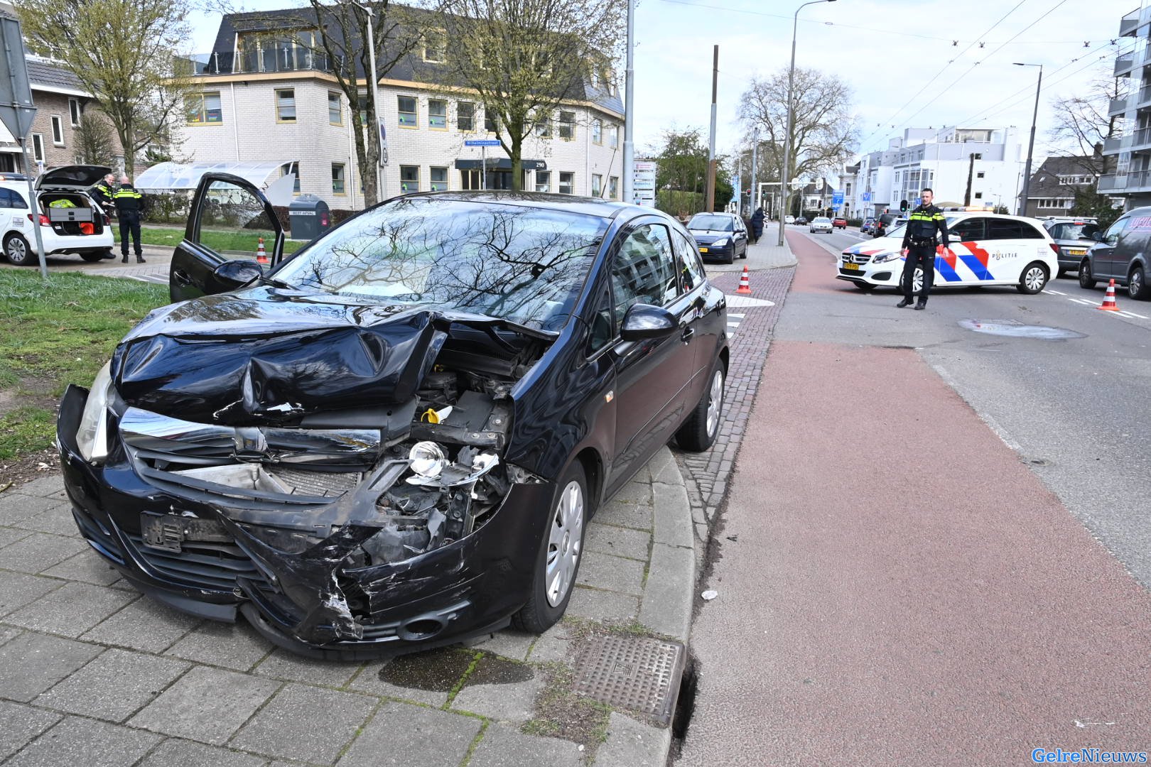 Auto’s raken total loss bij aanrijding Utrechtseweg