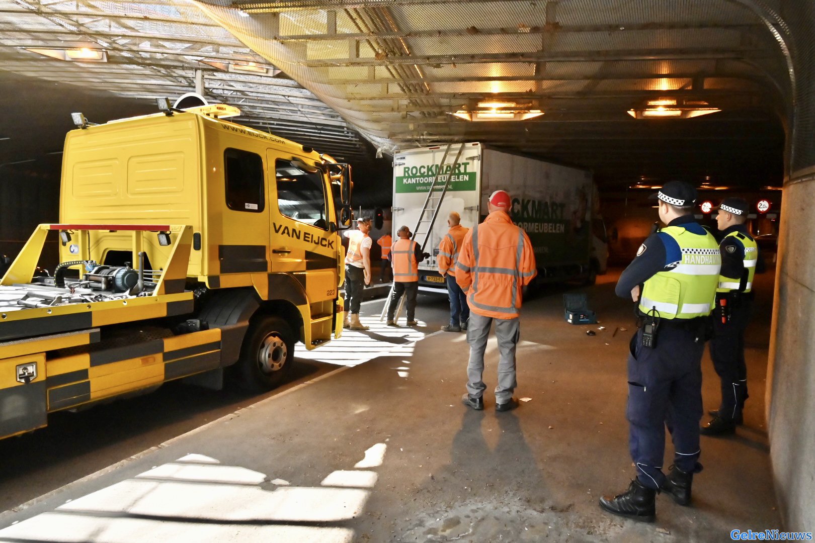 Vrachtwagen vast in Willemstunnel in Arnhem