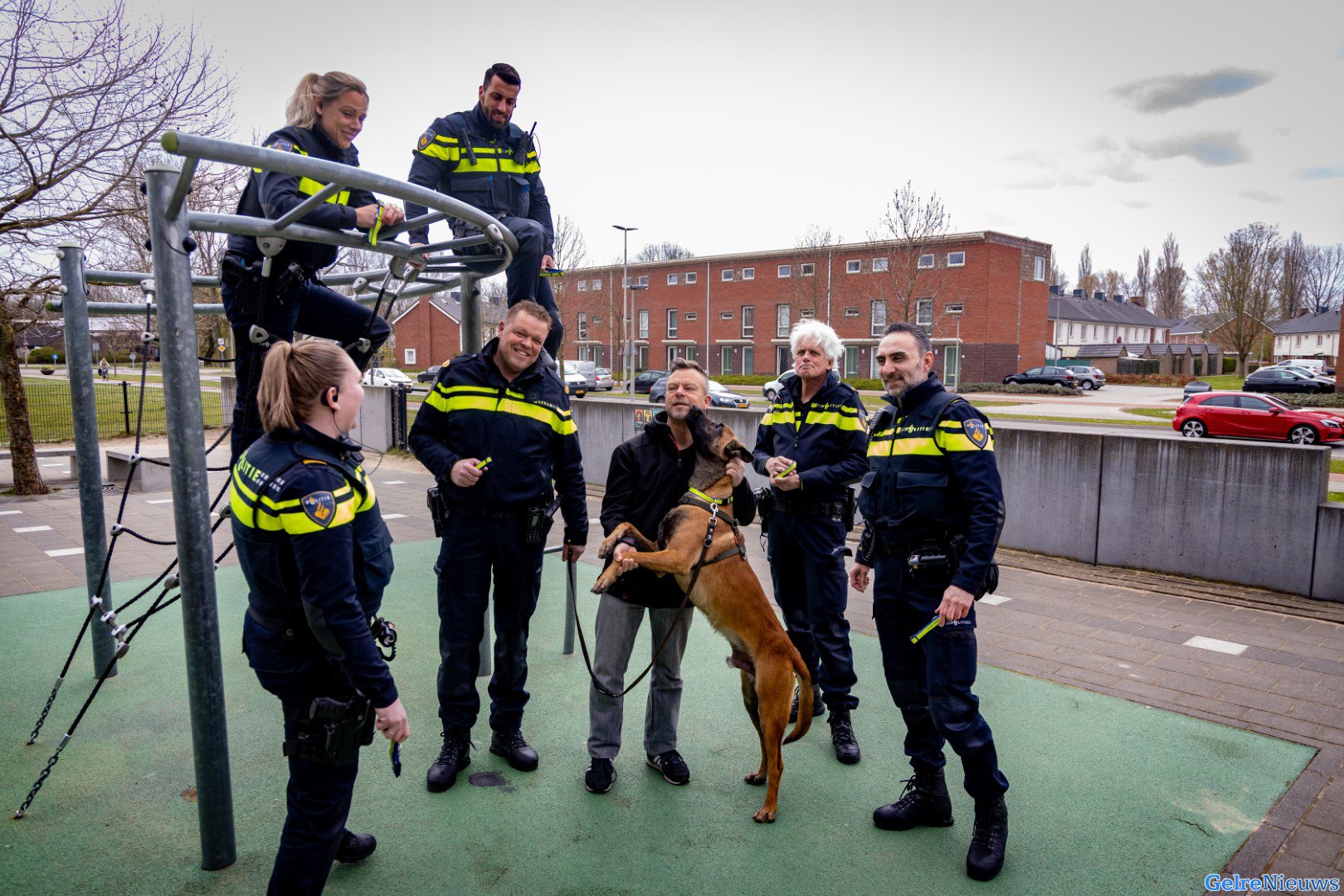 Gratis halsbanden van politie om meldingsbereidheid onder hondenbezitters te vergroten