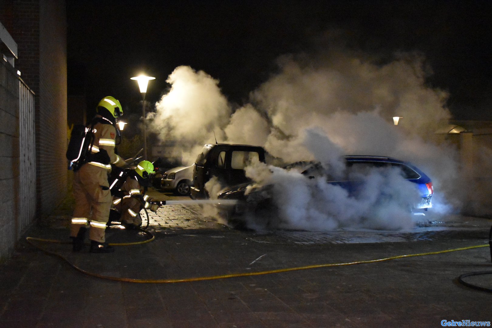 Twee auto’s volledig uitgebrand in Arnhem