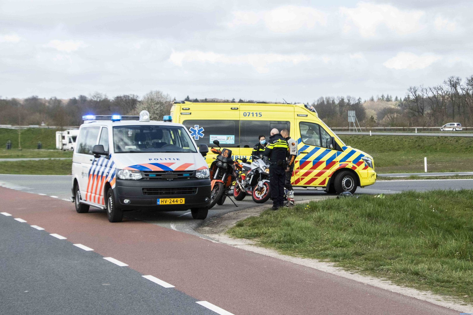 Twee motorrijders komen in botsing met elkaar op A348