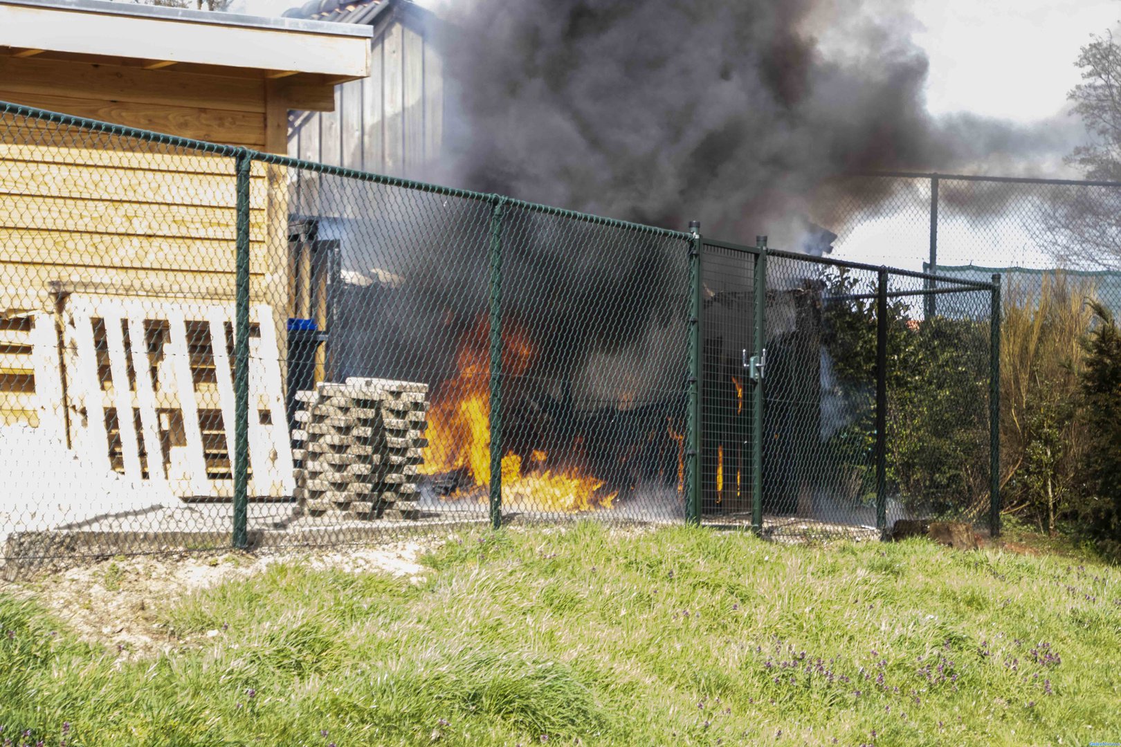 Brand verwoest schuurtje van Rhedense tennisclub: oorzaak onbekend