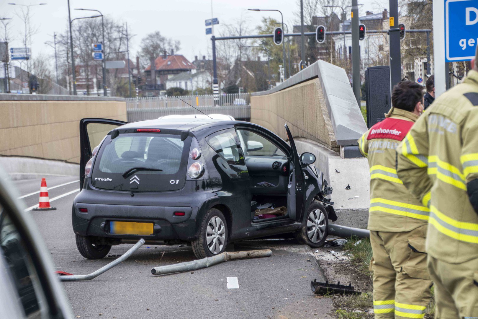 Automobilist ramt muur van tunnelbak in Dieren