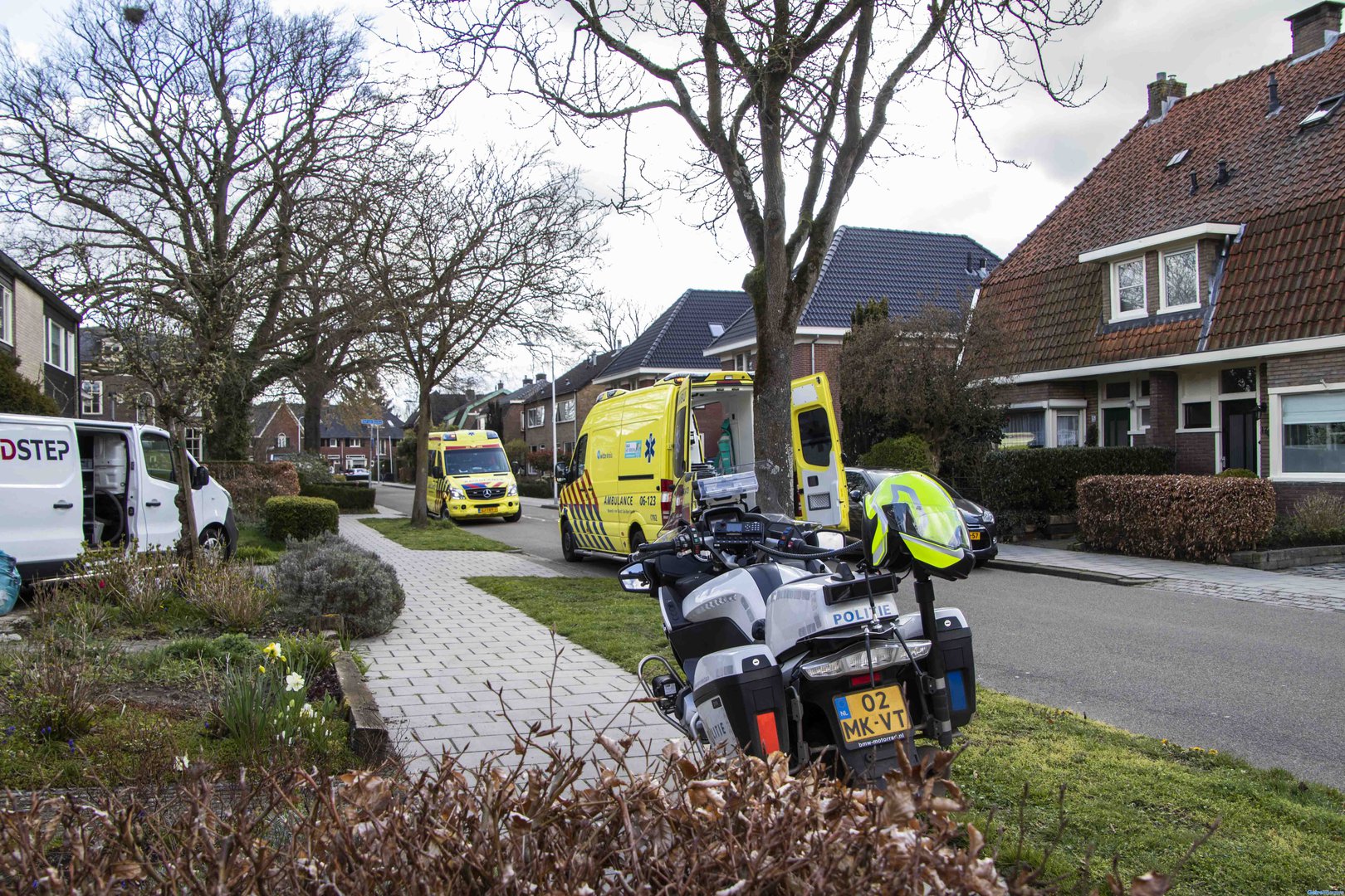 Vrouw ernstig gewond na val van dak in Brummen