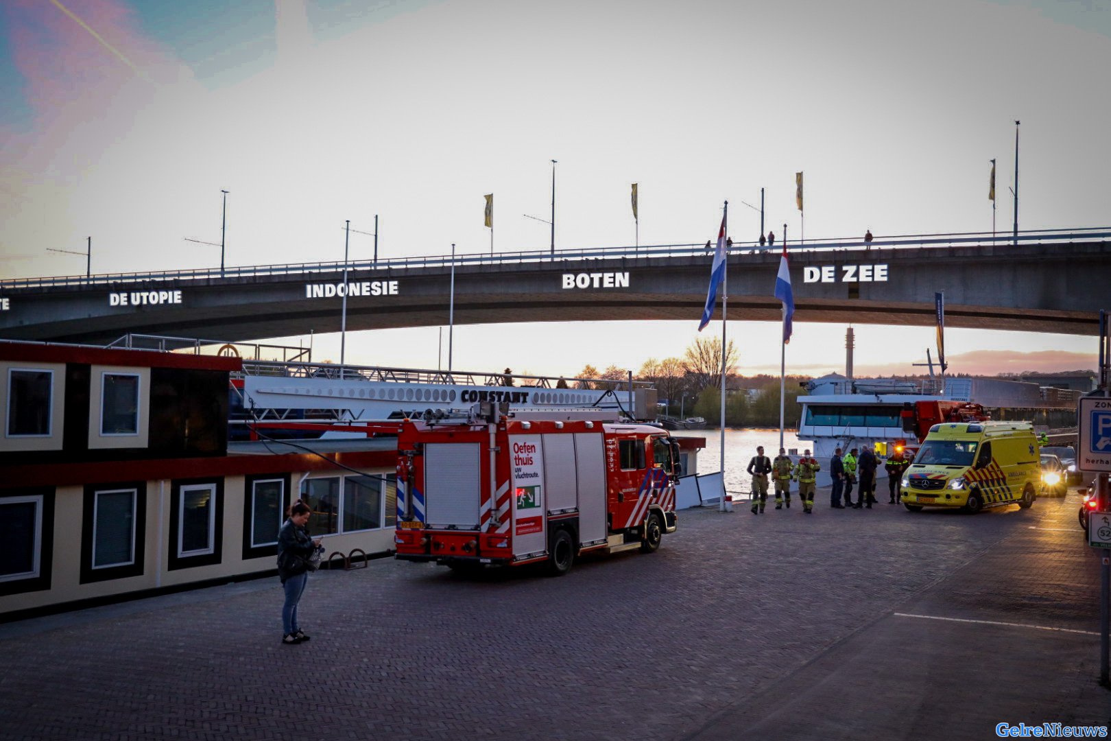 Medewerkers cruiseschip redden persoon uit de Rijn