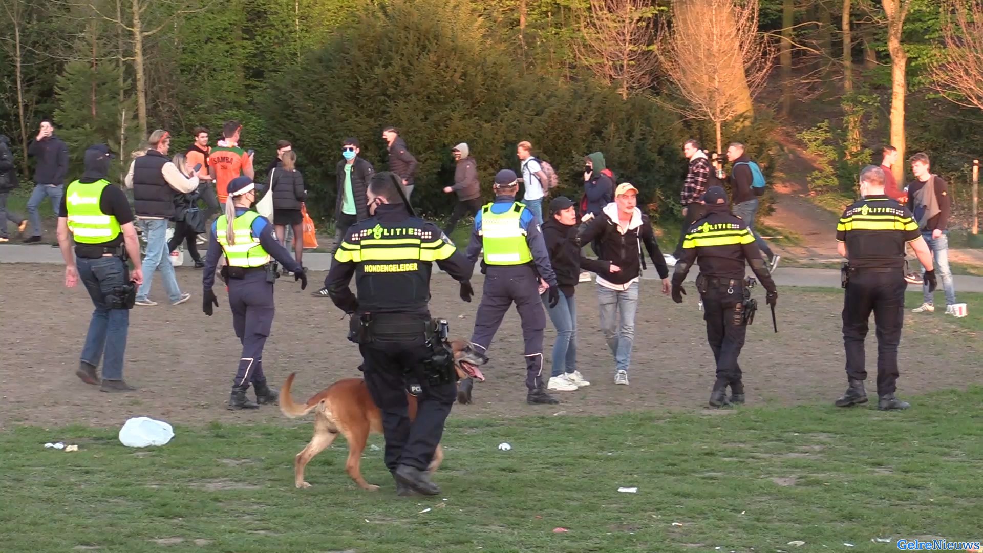 Jacht op politieagent na ongeregeldheden in Arnhem onacceptabel
