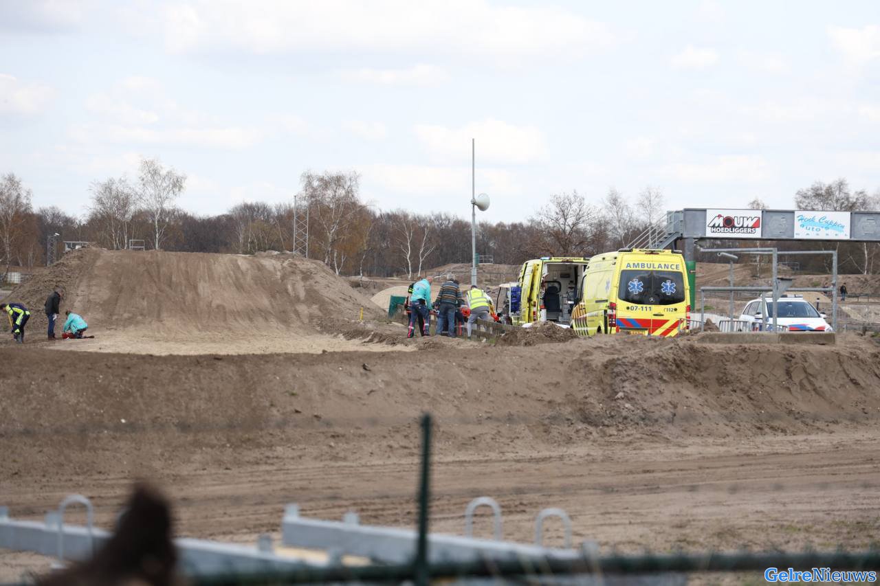 Traumahelikopter landt op Apeldoornseweg na ongeval motorcrossbaan