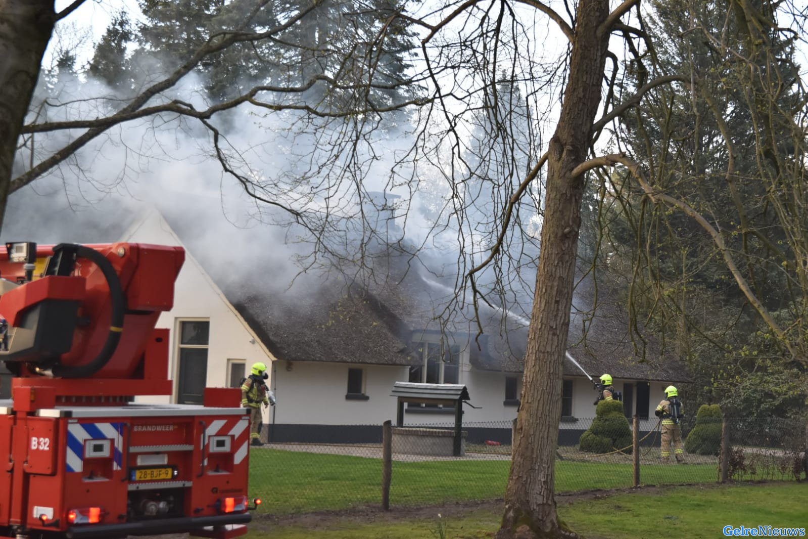 Brand in rietenkap van woning in Arnhem