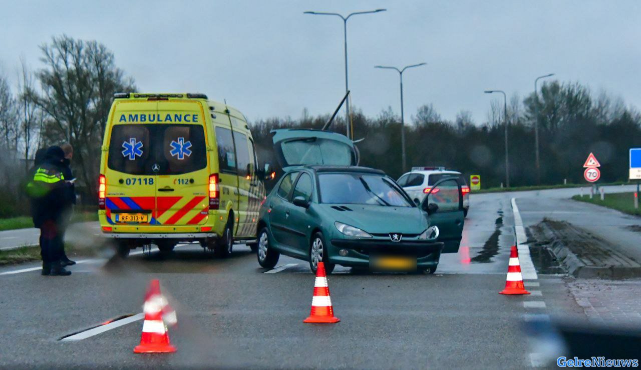 Automobilist rijdt lantaarnpaal uit de grond op afrit A12