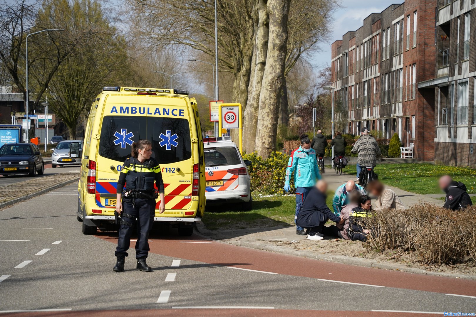 Bejaarde vrouw komt ten val met fiets en raakt gewond