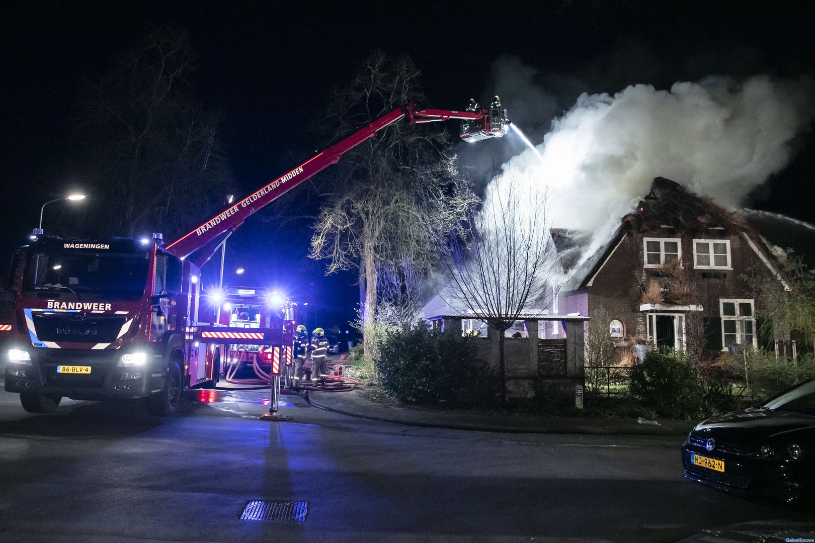Grote brand verwoest twee woningen in Wageningen