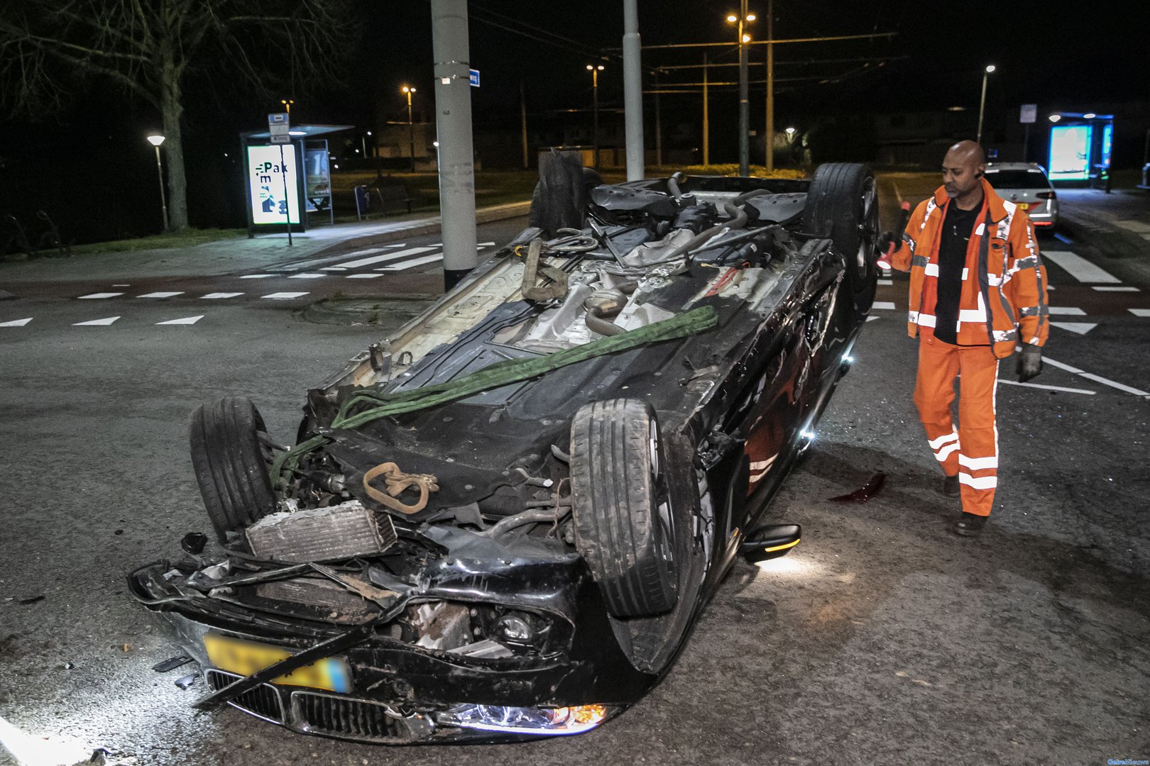 Automobilist neemt rotonde rechtdoor en lanceert