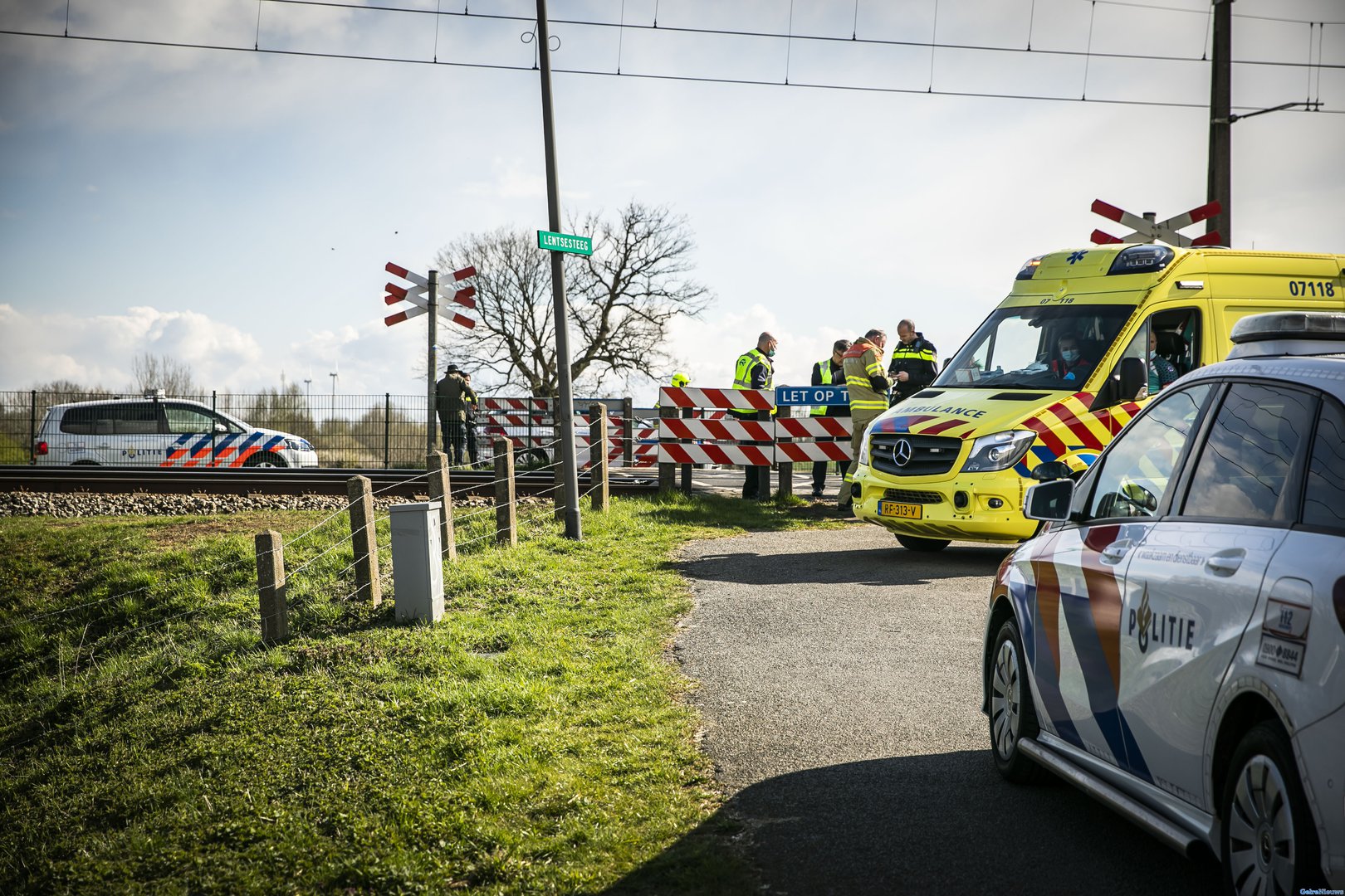 Fietser aan de dood ontsnapt bij onbewaakt spoorovergang