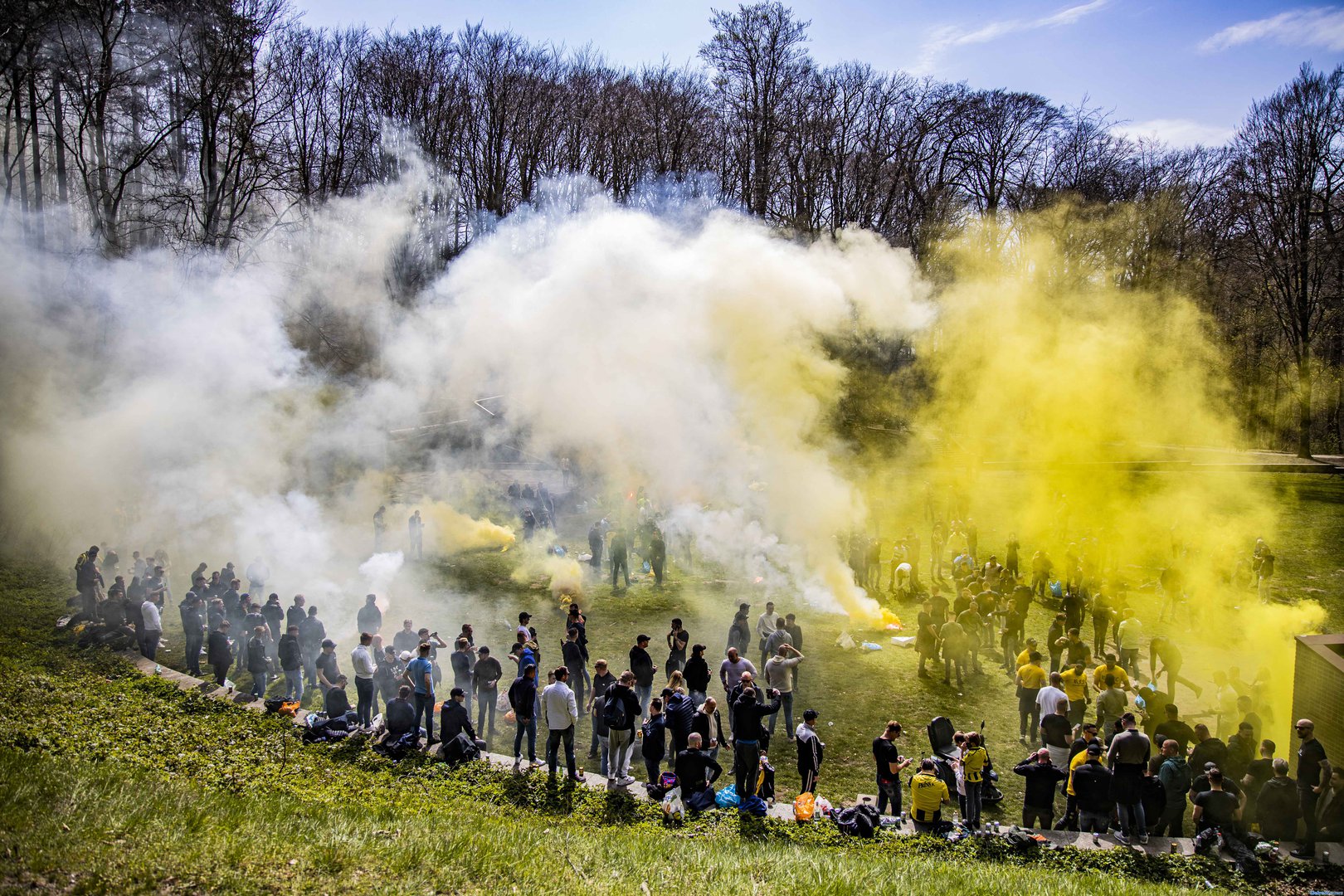 Vitesse fans verzamelen zich in park Sonsbeek in Arnhem