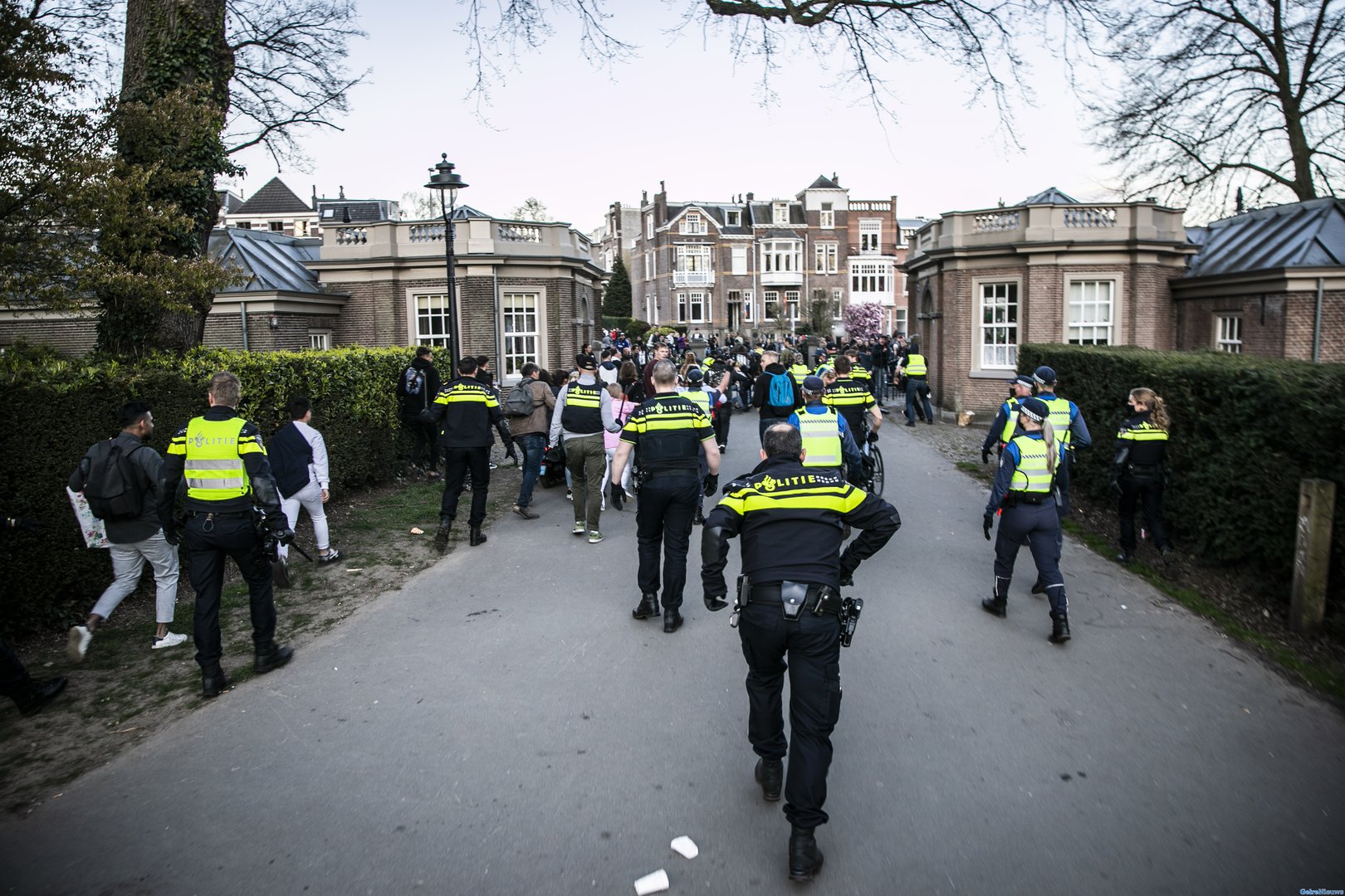 Aanhouding na rellen in Sonsbeekpark op Koningsdag