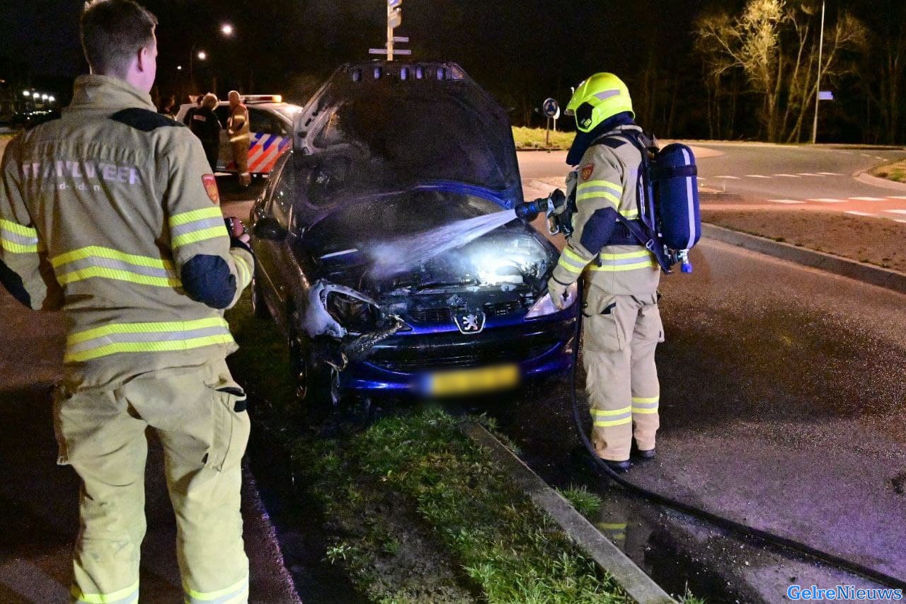 Auto vliegt al rijdend in brand in Westervoort
