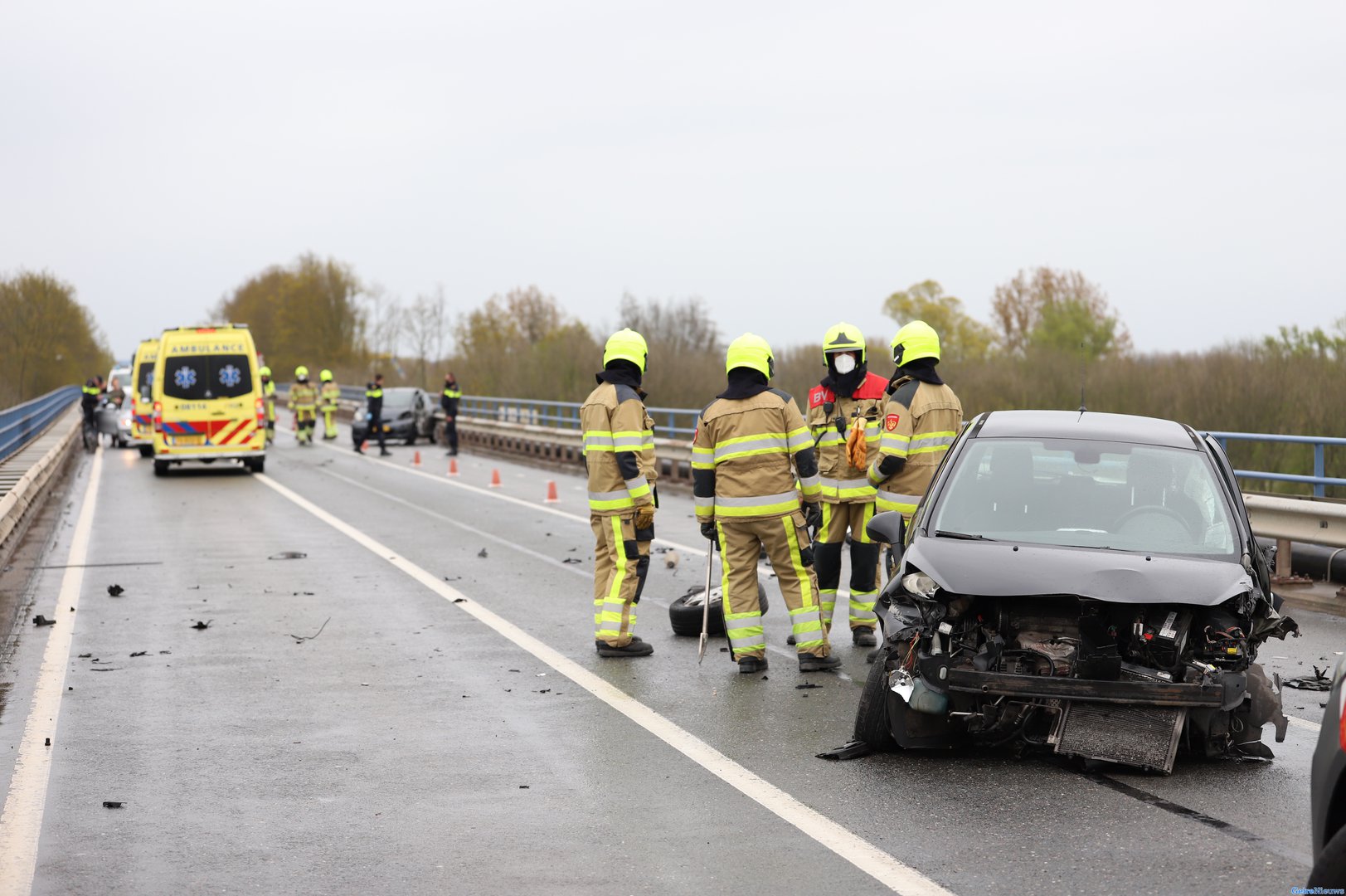 Twee personenauto’s botsen op brug in Zoelen: brug volledig afgesloten