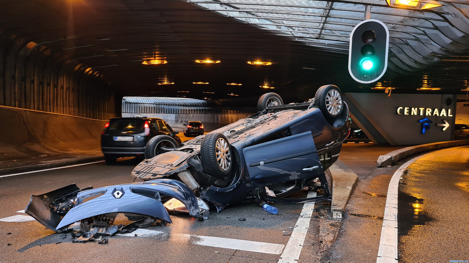 Weer auto over kop in Willemstunnel in Arnhem
