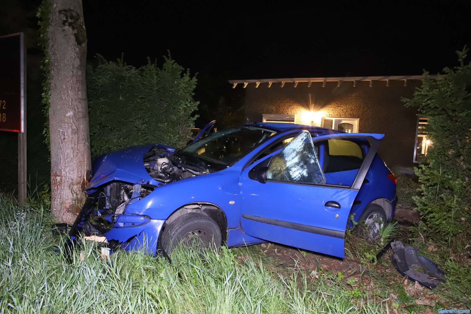 Auto belandt in voortuin van woning: daders vluchten met andere auto