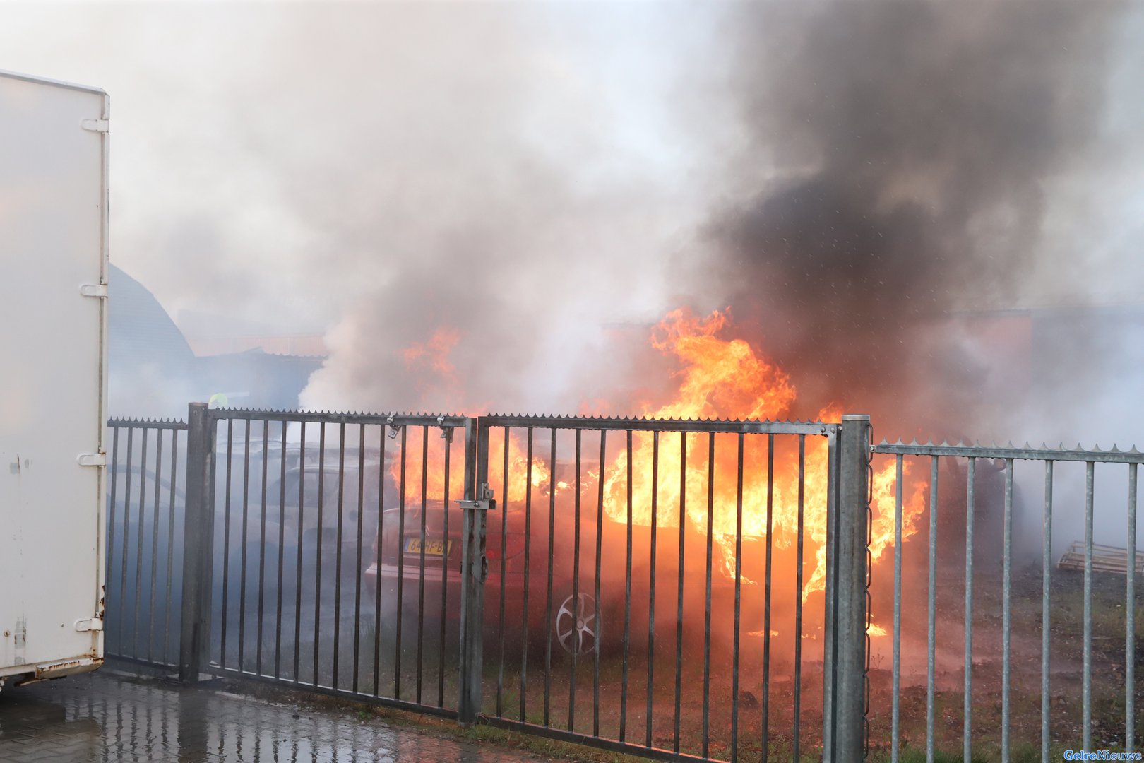 12 auto’s verwoest door brand bij autobedrijf