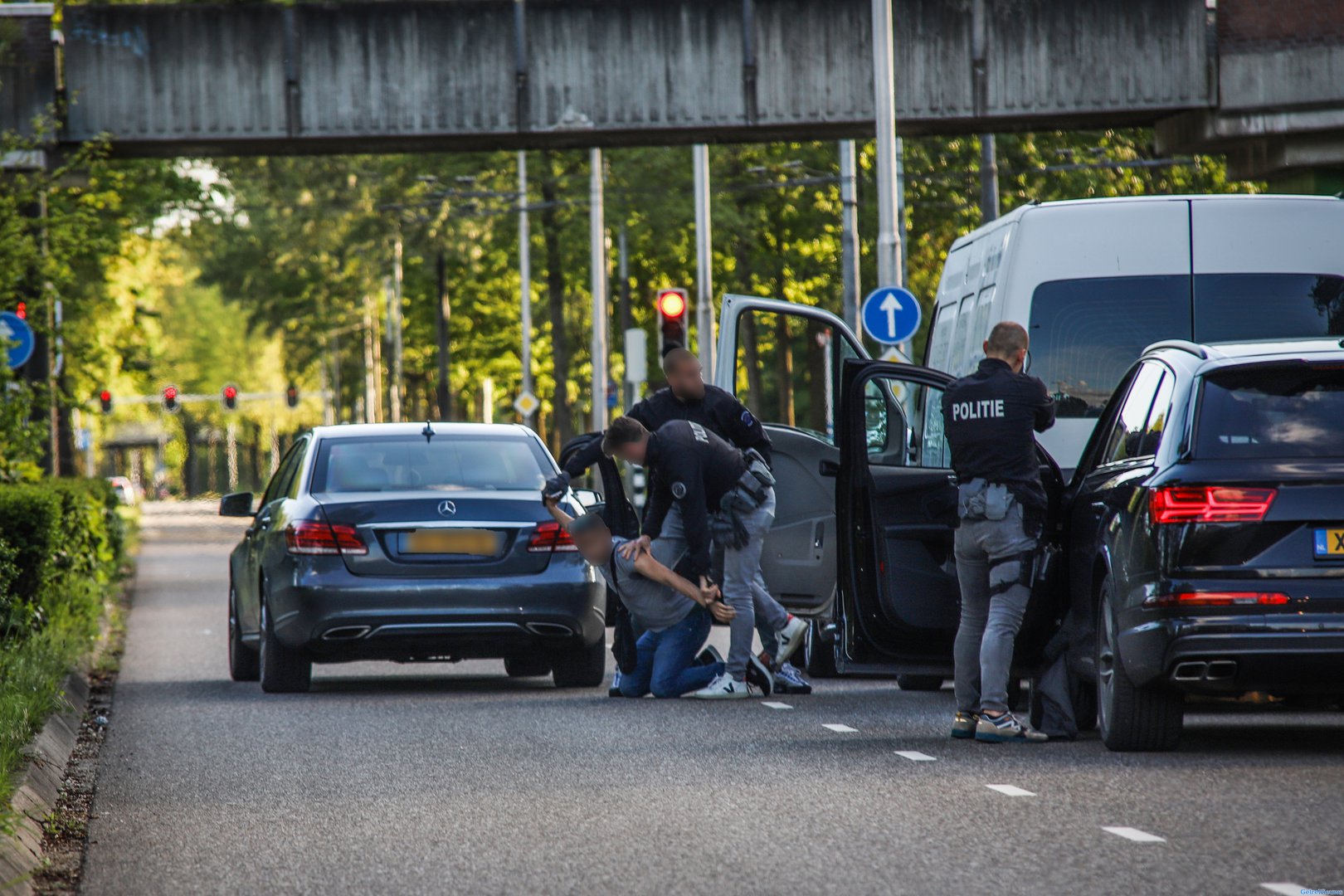 Aanhouding met getrokken pistolen bij winkelcentrum Kronenburg