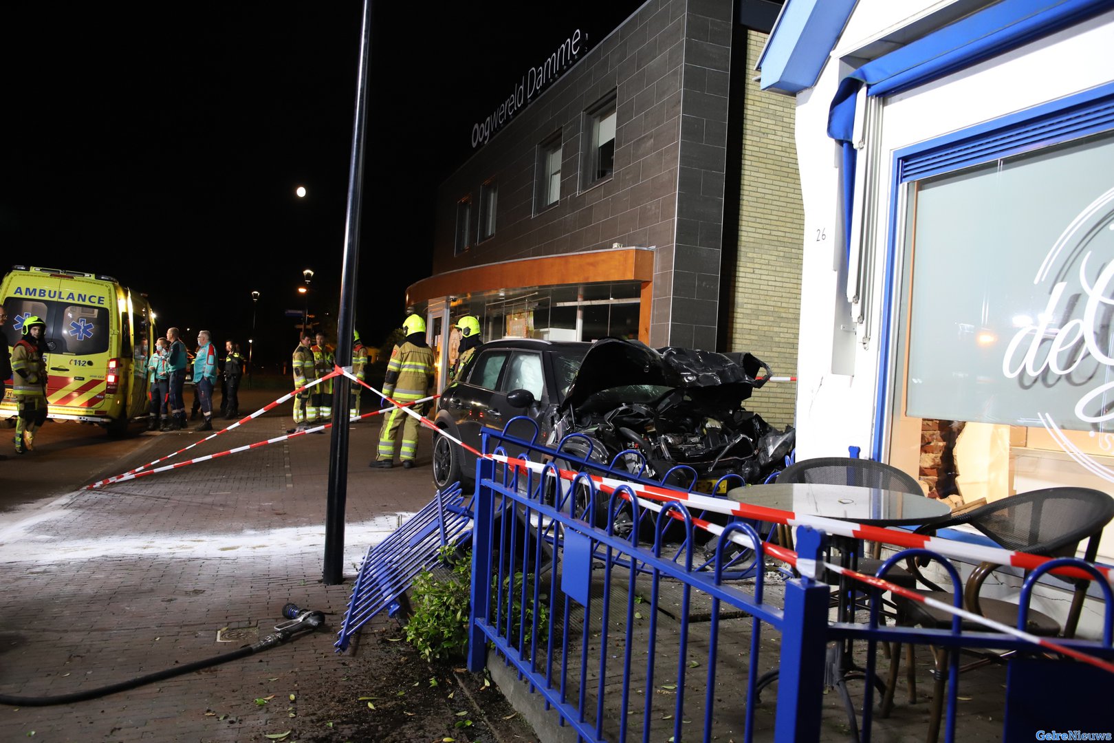 Auto crasht tegen gevel van bakkerij in Kesteren