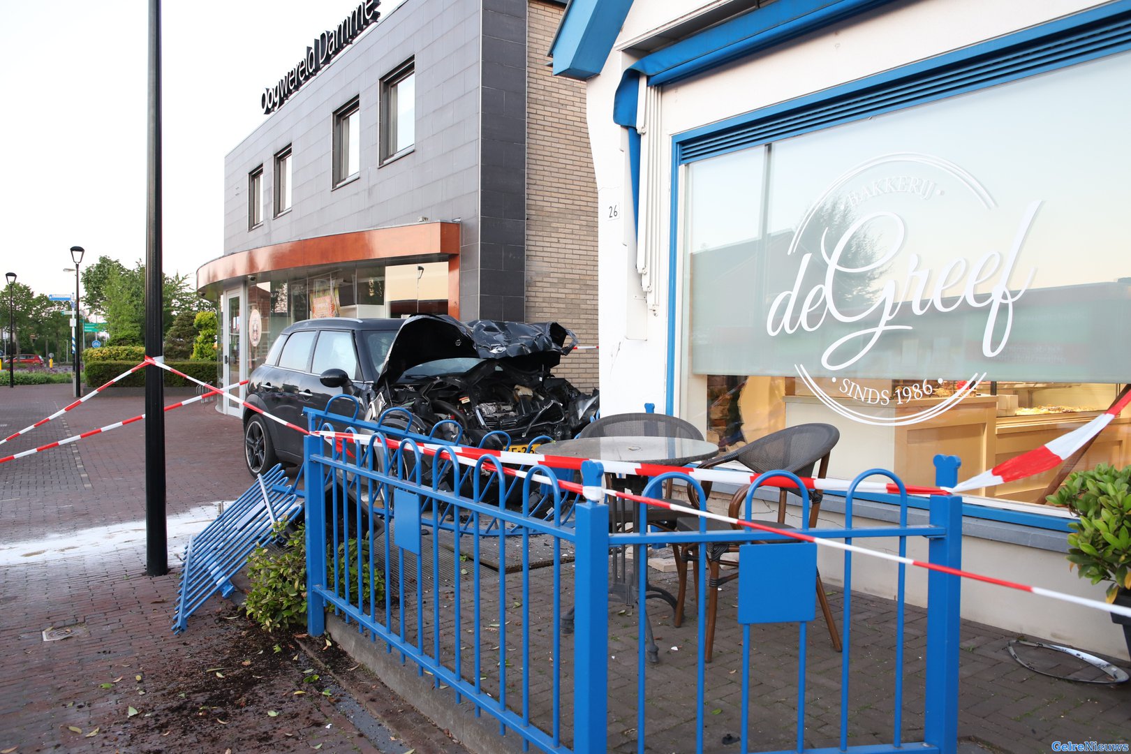 Minderjarige zonder rijbewijs ramt onder invloed zijgevel van bakker