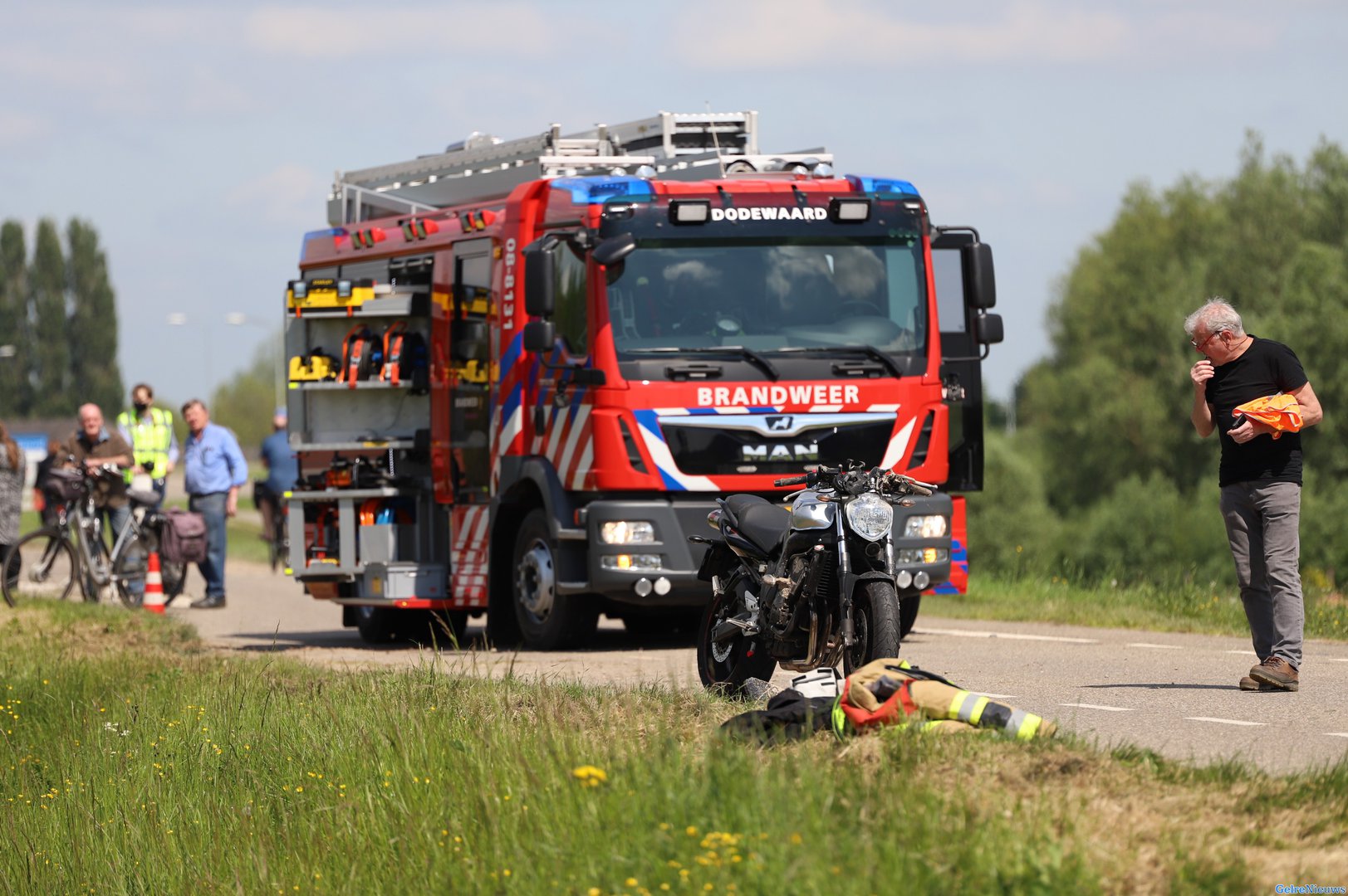 Motorrijder botst met tractor na rechts inhalen